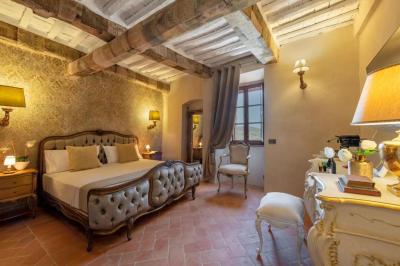 Deluxe King Room 7