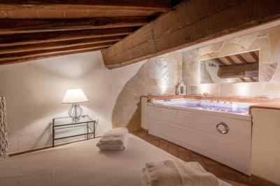 Royal Suite with Jacuzzi 2