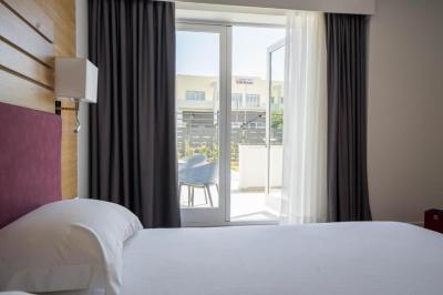 Deluxe Double Room with Balcony 2