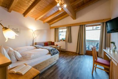Double Room with Balcony 3