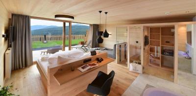 Suite with Hot Tub 8
