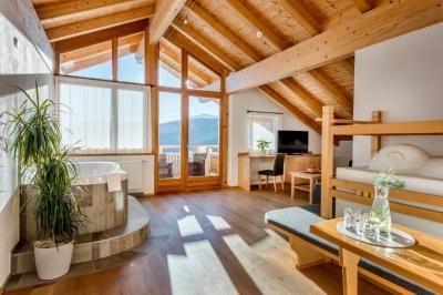 Deluxe Family Suite 12