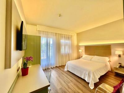 Deluxe Double Room with Balcony 6