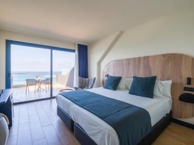 Deluxe Double Room with Balcony and Sea View 5
