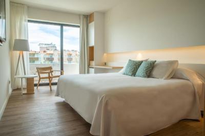 Zimmer mit Kingsize-Bett und Balkon 2