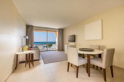 One-Bedroom Suite with Sea View 3