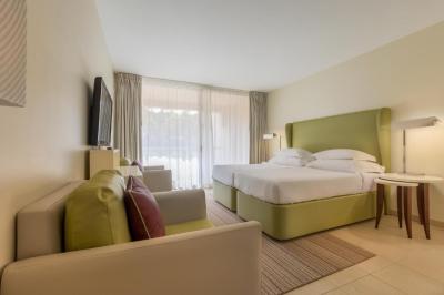 Family Room (4 persons) 6