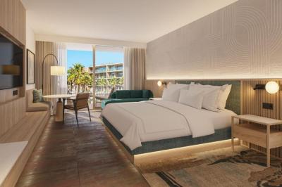 Grand Deluxe Zweibettzimmer mit Balkon und Blick auf das Resort 2