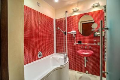 Economy Double or Twin Room No View 8