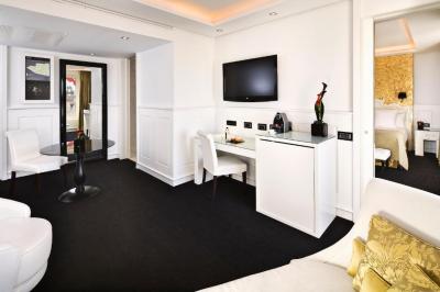 One-Bedroom Suite Red Level 6