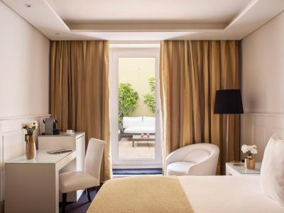 Premium Red Level Room with Patio 18