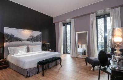 Deluxe Room with Balcony 4