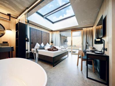 Suite with Hot Tub 17