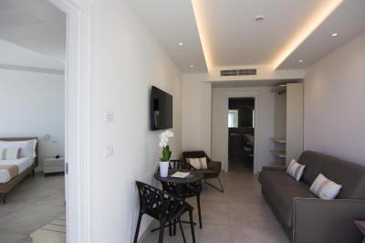 Family Room with Private Bathroom 6
