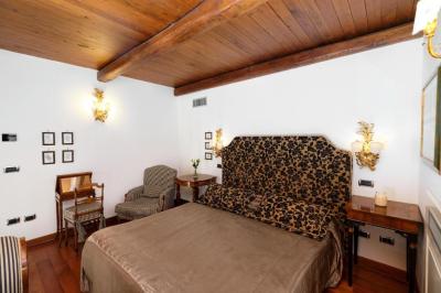Superior King Suite 8