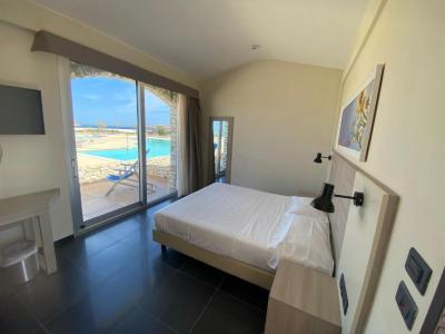 Double Room with Pool View 6