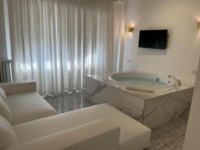 Deluxe Suite with Spa Bath 4