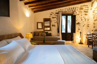 Deluxe Double Room (2 Adults + 1 Child) 1