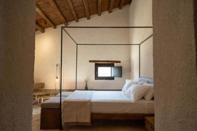 Deluxe King Room 6