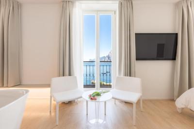 Queen Room with Lake View 7