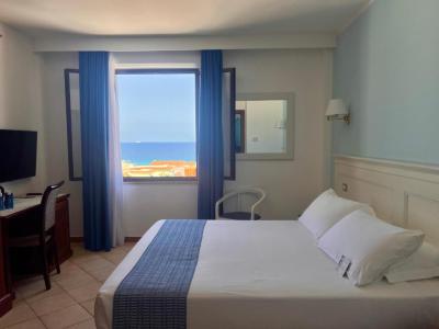 Comfort Queen Room with Sea View 6
