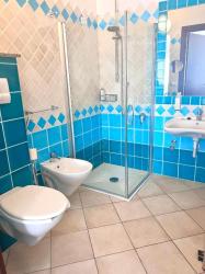 Twin Room with Walk-In Shower - Mobility Accessible 9
