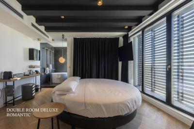Deluxe Romantic Double Room with Terrace and Lake View 1