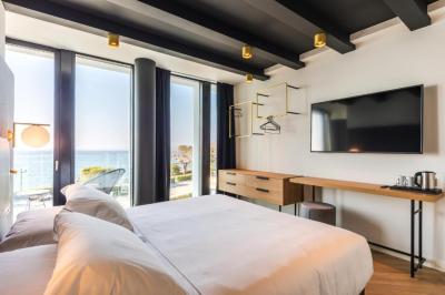 Superior Double Room with Balcony and Lake View 2
