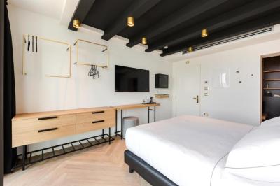 Double Room with Balcony 3