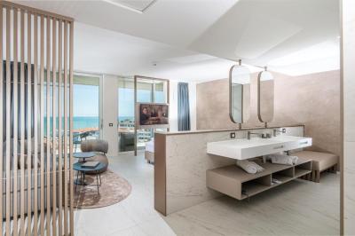 King Suite with Spa Bath 11