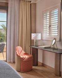 Chambre Lit King-Size avec Terrasse - Vue sur Golf - Acc&egrave;s au Grand Club 19