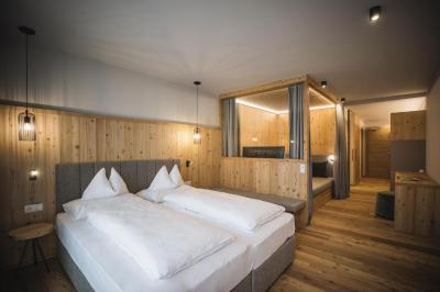 King Suite with Balcony 6
