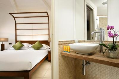 Superior Double Room with Partial Sea View 3