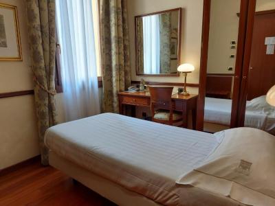 Compact Room 1