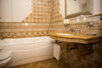 Deluxe Double or Twin Room with Sea View 4