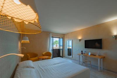 Superior Double or Twin Room with Partial Sea View 5