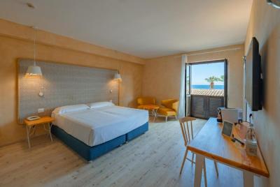 Superior Triple Room with Partial Sea View 8