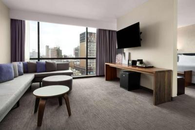 Junior Suite with One King Bed, Non-Smoking 4