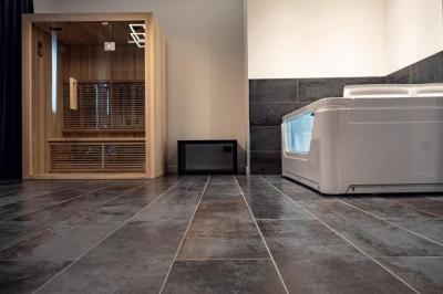 Suite with Spa Bath 3