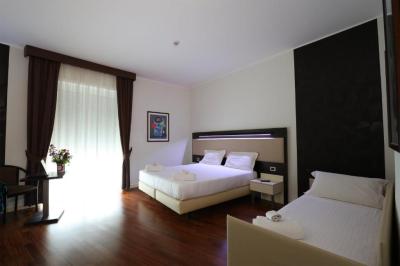 Family Room (3 adults + 1 children) 5