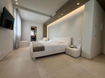 Deluxe King Room 6
