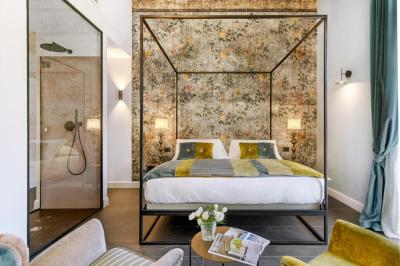 Junior Suite with Balcony - historic center view 6