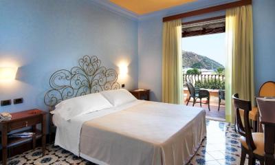 Double Room with Sea View 4
