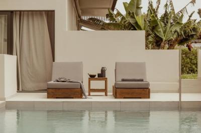 Junior Suite with Pool View 4