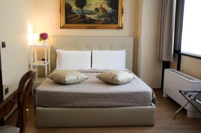 Deluxe Room (2 Adults + 1 Child) 1