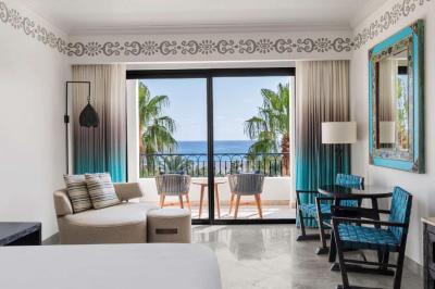 Deluxe Queen Room with Two Queen Beds with Ocean View 5