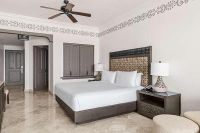 Deluxe Oceanfront King Room with Balcony 12