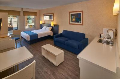 Queen Suite with Sofa Bed 3