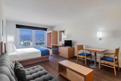Suite Lit Queen-Size avec Canap&eacute;-Lit 3