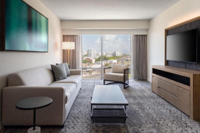Executive Suite, 1 King, Sofa bed, City view 9